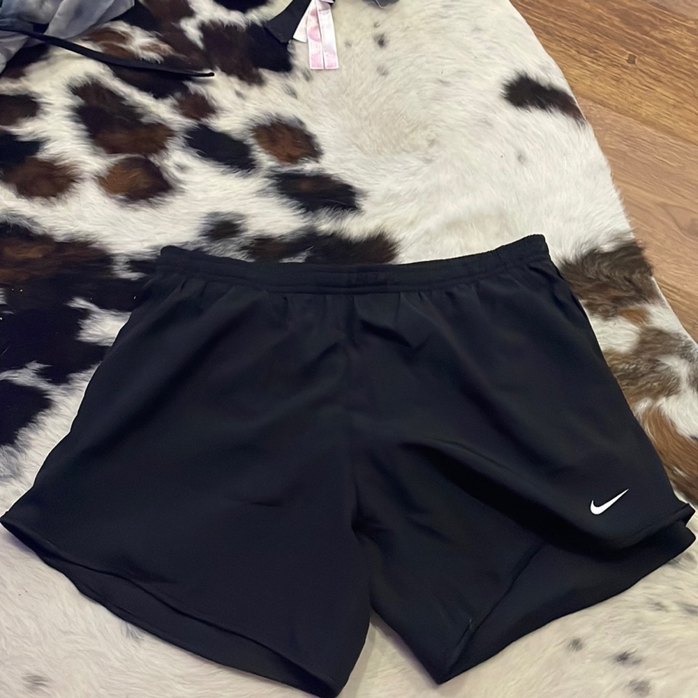 Black Nike shorts size kids XL